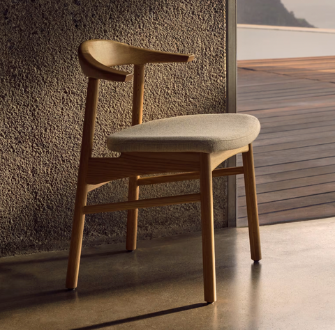 Mons stoel / donkere eik / gestoffeerde zitting