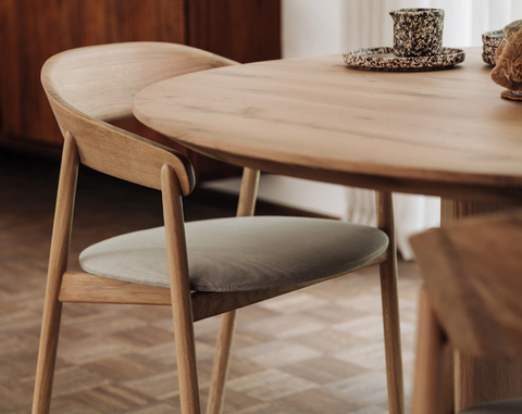 Janu met armsteun - walnoot